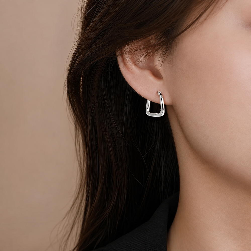 circle pierce（P28）を着用した耳元